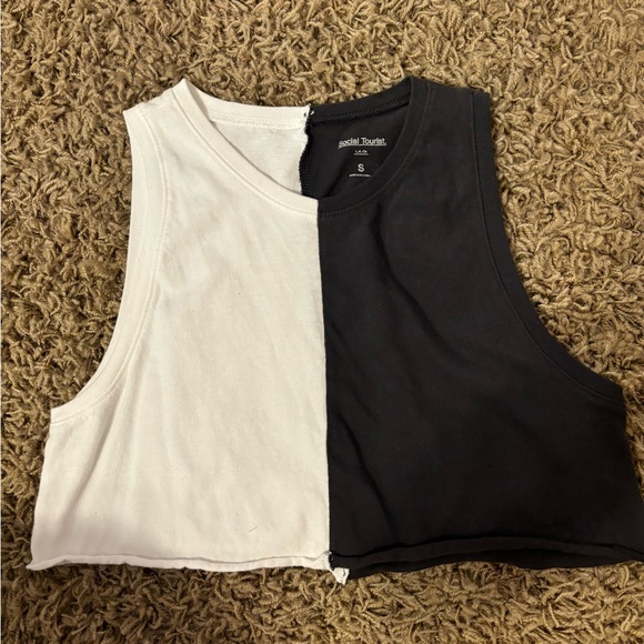 Black and white tank cropped from Hollister - Picture 1 of 2
